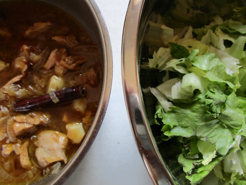 Mix the lettuce ribbons and spiced braised chicken or rabbit, then pour them into the cazuela to be covered with a single pastry crust. (© photo Vicky Hayward)