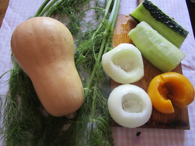 Hollow the raw pumpkin, onions, cucumbers, and fennel or peaches to be stuffed with a knife or vegetable peeler. Hollow the raw pumpkin, onions, cucumbers, and fennel or peaches to be stuffed with a knife or vegetable peeler.