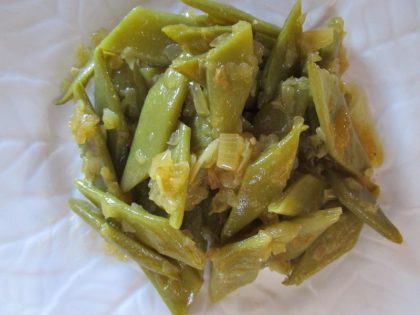 Green beans tossed in olive oil aromatised with onions.