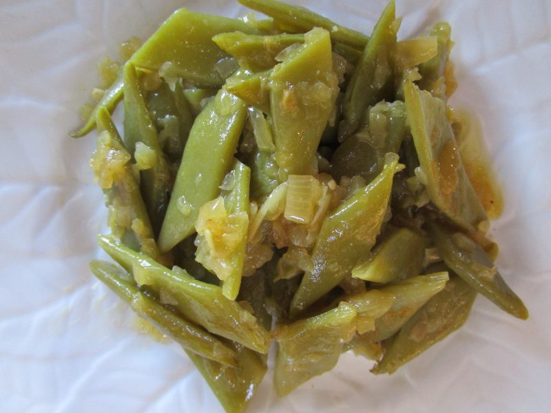 Green beans tossed in olive oil aromatised with onions.