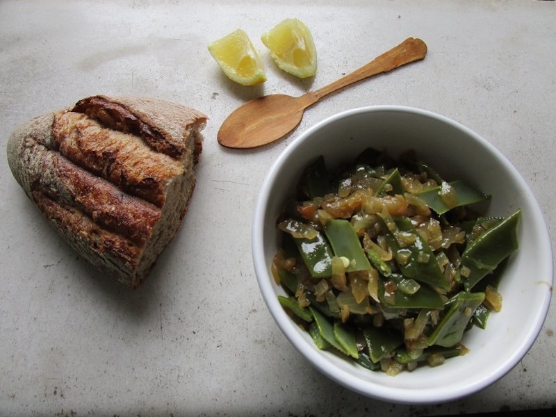 Green beans in onion oil served with spelt bread and lemon. Green beans in onion oil served with spelt bread and lemon.