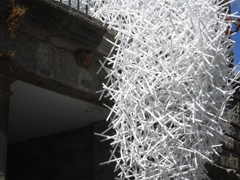 Segovia Hay Festival, 2019: Ricardo Cárdenas’s aluminium sculpture “Nube” (Cloud) was installed near the city’s aqueduct.