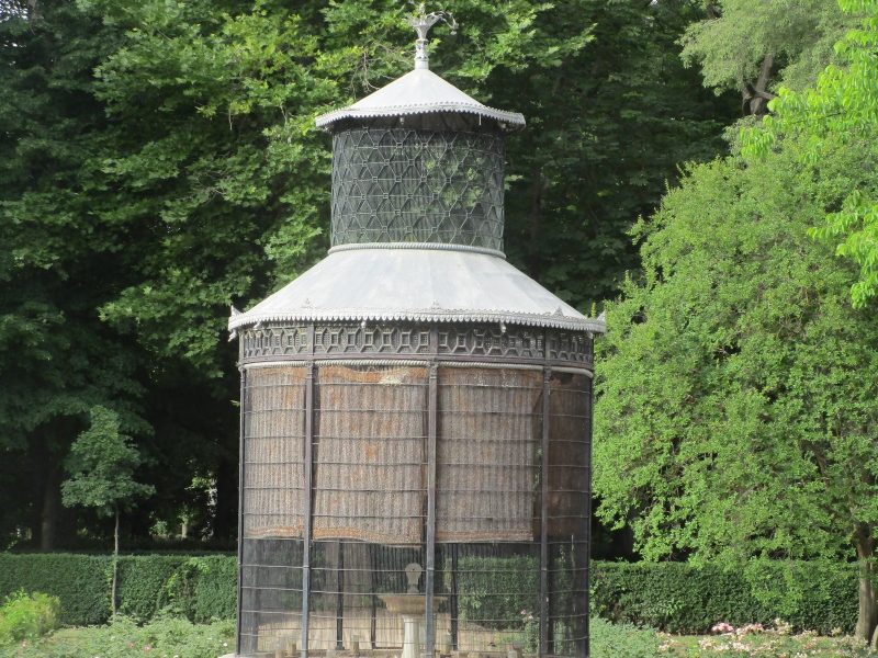 Once defining the planting of a kitchen-garden, low-hedged beds here were arranged around the wrought-iron pigeon-house, or “palomera”, which provided on-the-spot fertiliser.